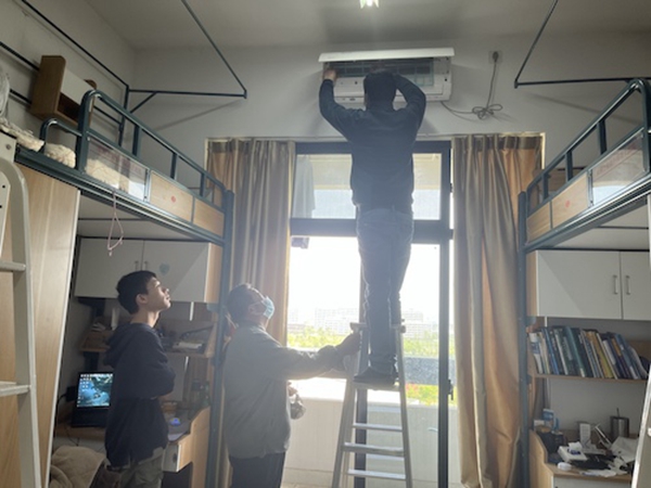 1652580290300563.jpg 为学生寝室清洗空调.jpg