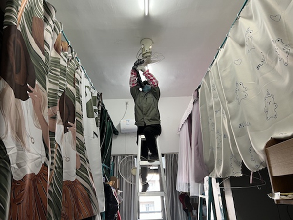 1652580305322558.jpg 为学生寝室清洗电扇.jpg