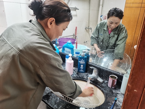 1652580320842736.jpg 为学生寝室清洗电扇2.jpg