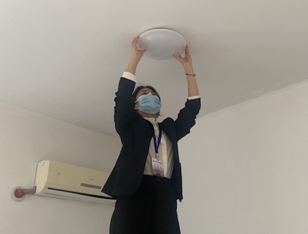 1652580350497229.jpg 清洗客房灯罩.jpg