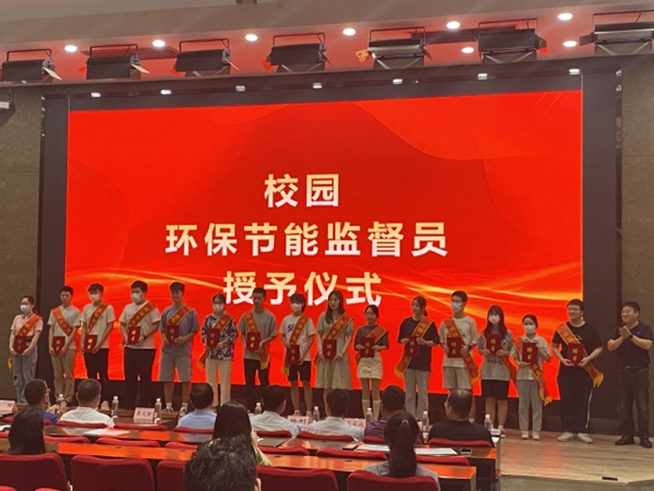 总务部副部长马柯为首届校园环保节能监督员颁发聘书.jpg