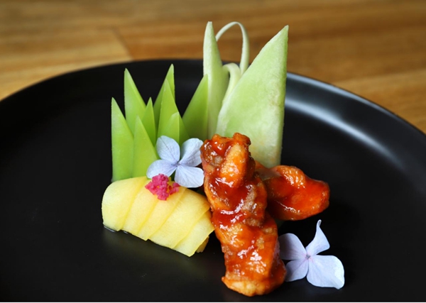 1656818231670586.jpg 应晓彬:夏日缤纷(果蔬麻花鱼).jpg