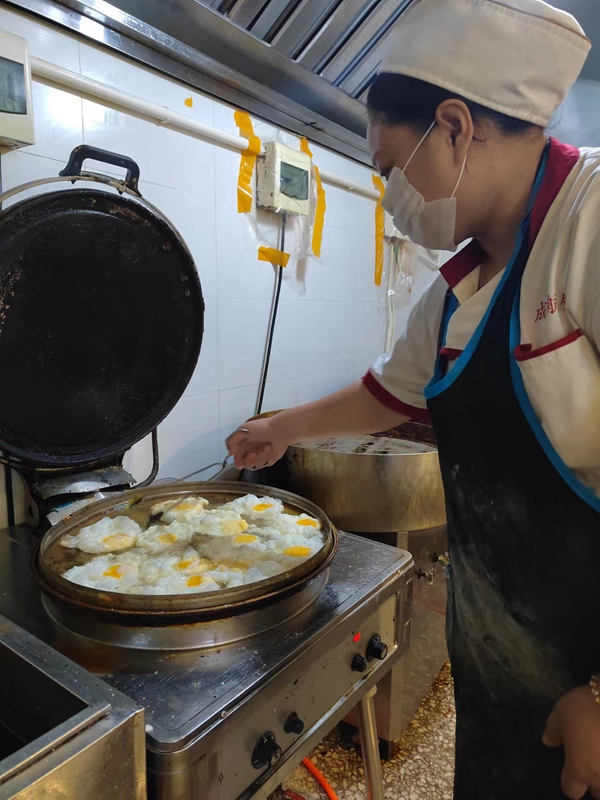 1658975204974412.jpg 战高温,辛勤餐饮保障工作1.jpg