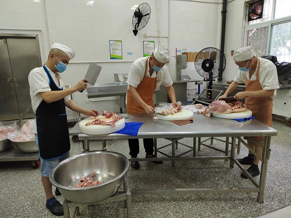 1658975250450107.jpg 战高温,辛勤餐饮保障工作5.jpg