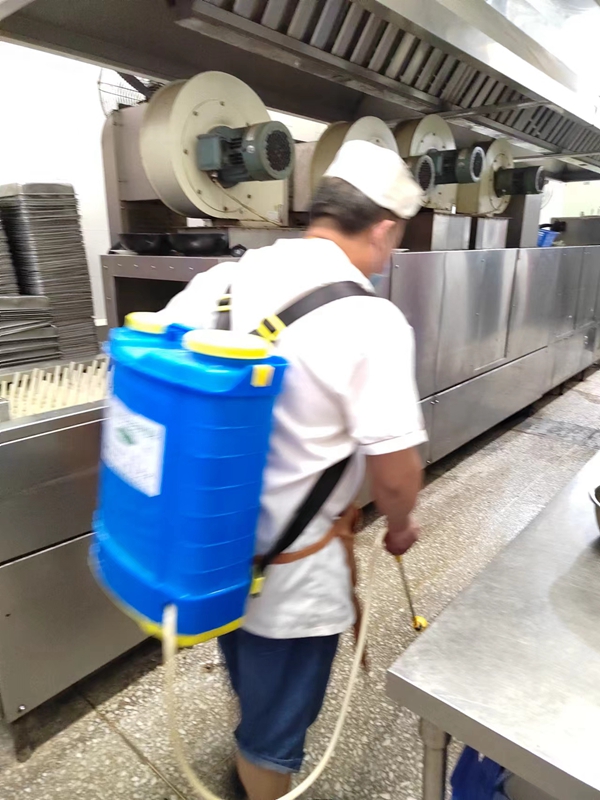 1658975381655370.jpg 食堂环境消杀1.jpg