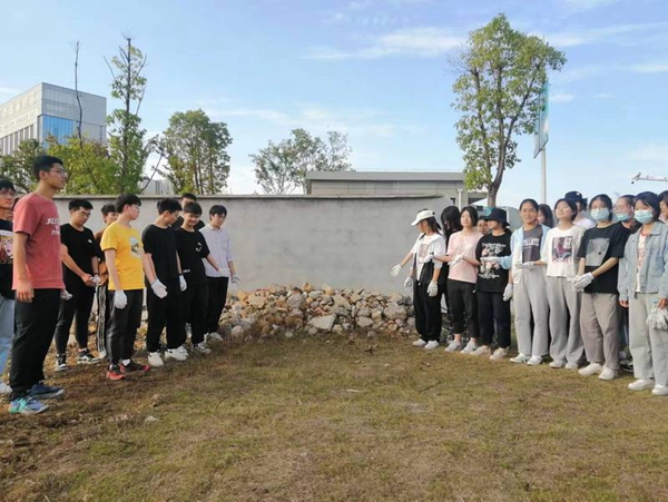 1664975648451928.jpg 江苏科技大学:捡石美校园 劳动促成长.jpg