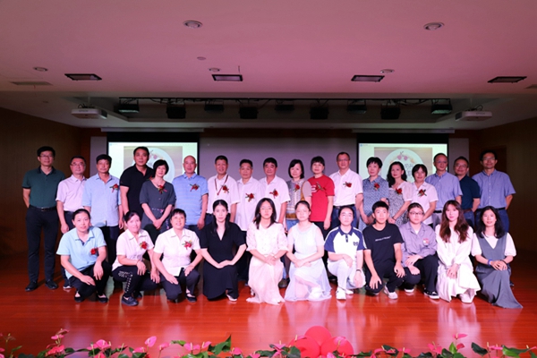 1664976563226172.jpg 荣休员工合影.jpg