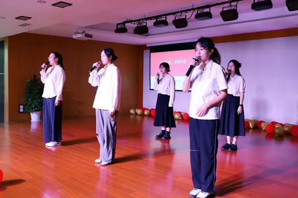 1664976600949580.jpg 学生献唱《感恩的心》.jpg