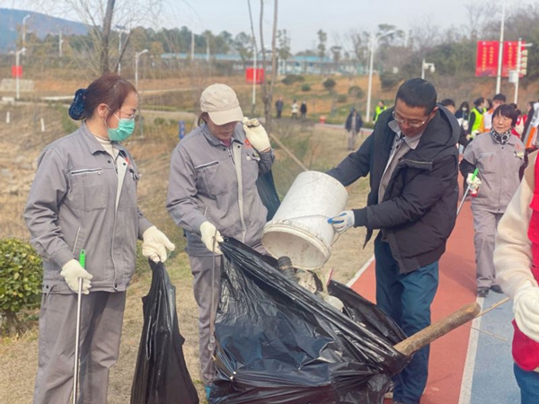 1680882397120863.jpg 江苏科技大学物业中心开展“学雷锋纪念日”公益劳动活动2.jpg