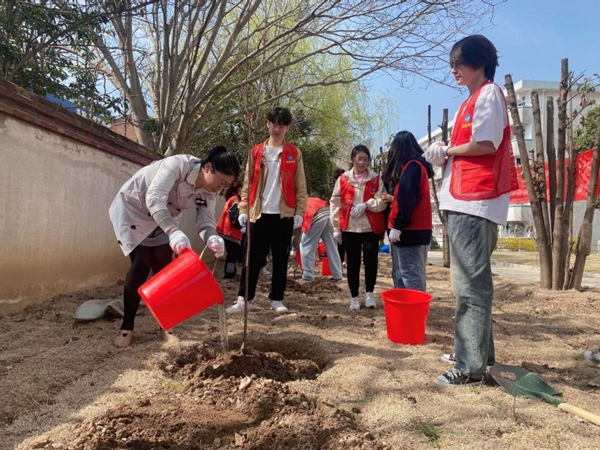 1680882900539280.jpg 江苏科技大学物业中心联合深蓝学院开展雷锋志愿服务月·“正‘植’青春”植树节活动.jpg