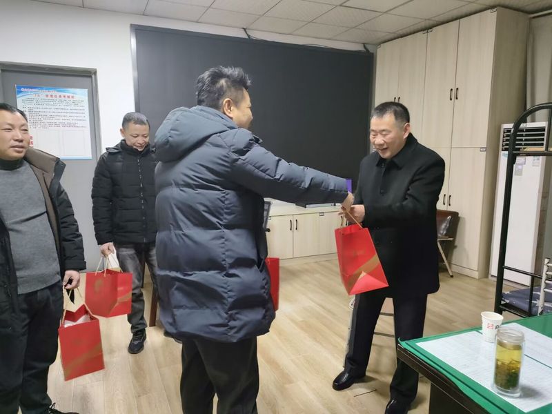 1708935778612324.jpg 江苏科技大学:集团领导春节慰问在岗员工.jpg