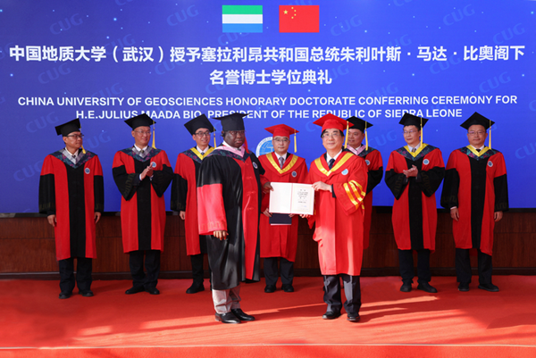 中国地质大学（武汉）校长王焰新为比奥总统颁发名誉博士学位证书（第一段后）.png