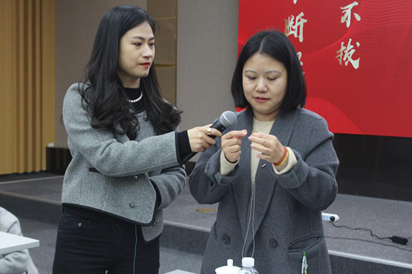 3女员工学习手机链编织.jpg