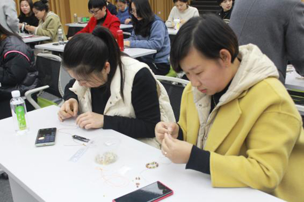 1711008429680544.jpg 5精心设计手机链.jpg