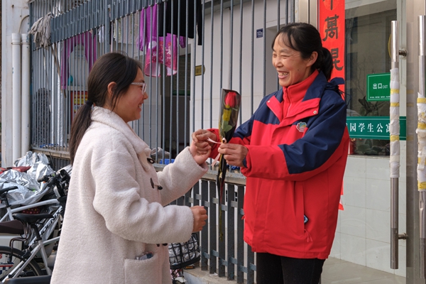 1741941255387869.jpg 6.送花(学通社记者 吴彦乐 摄).jpg