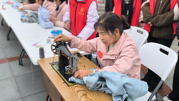 1748224628561061.jpg 爱心缝补广场活动.jpg