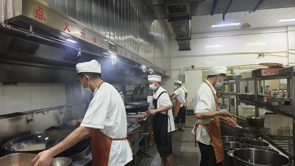 1756715629435540.jpg 后勤员工备餐.jpg