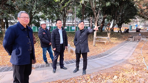 6.朱毅峰一行检查校园景观提升工程.JPG