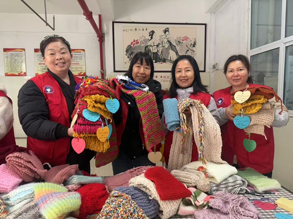 1767664499653471.jpg 宿妈们亲手编织的围巾帽子等.jpg