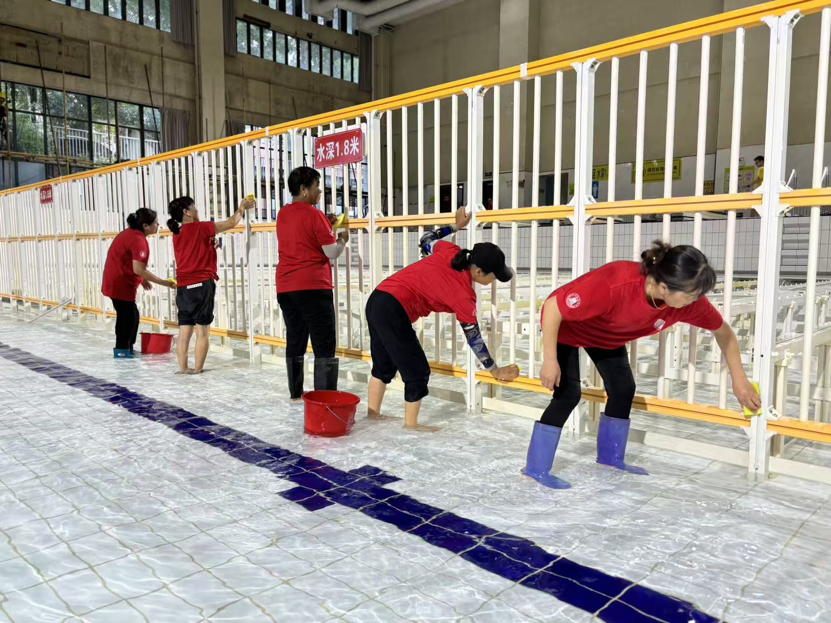 场馆中心工作人员清洗游泳池.jpg
