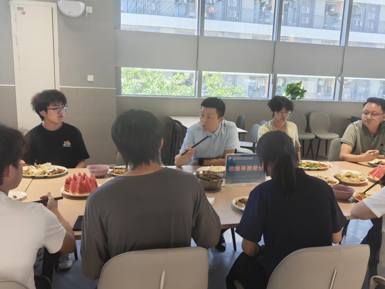 1780888950464023.png 交流会现场.png
