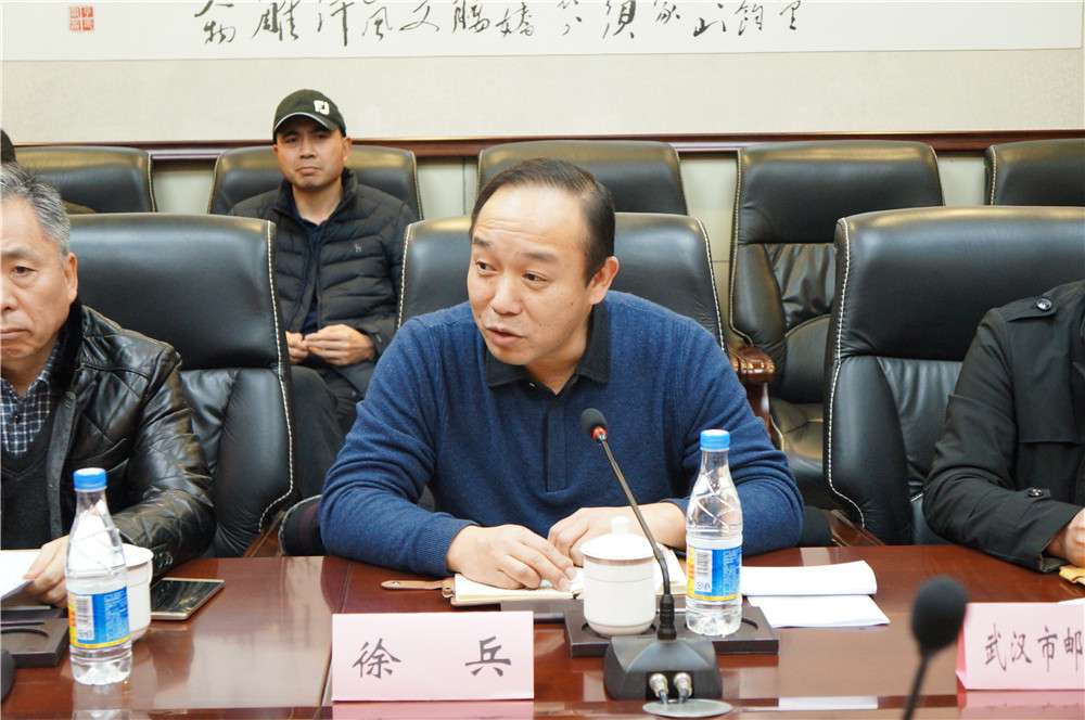 徐兵一行参观人员对武汉大学快递中心的精细化管理,标准化运行及信息