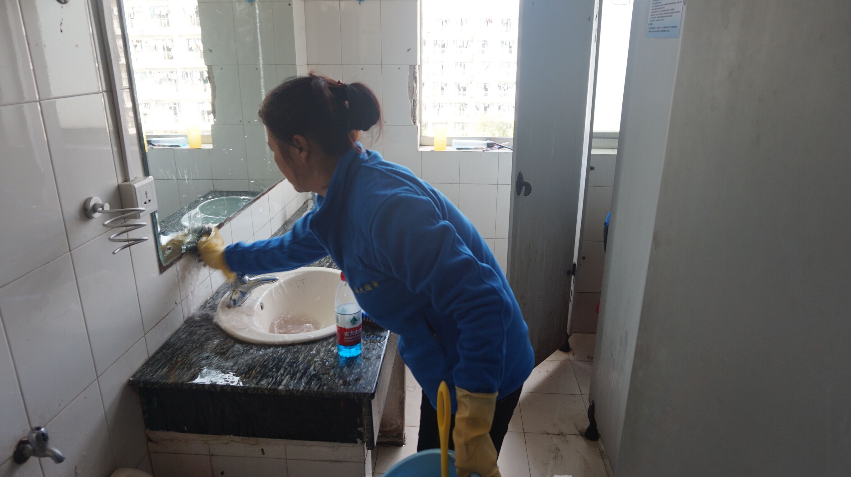 卫生间清洁 - 日常保洁 - 杭州盛凰保洁服务有限公司