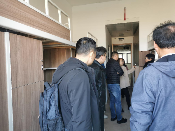 嘉兴学院后勤服务中心一行视察梁林校区扩建工程二期学生宿舍样板间