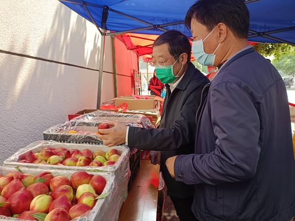 江西中医药大学：徐兰宾到湾里校区平价水果售卖现场指导工作图2.jpg