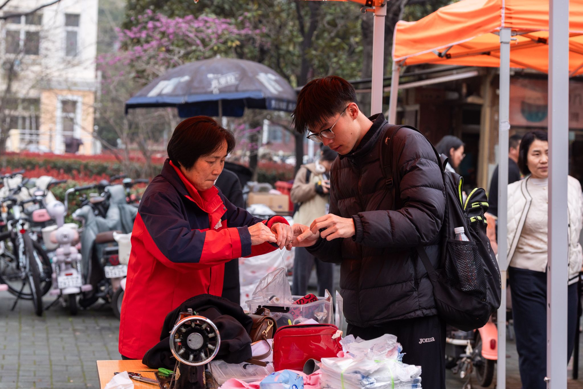 1774833385632201.jpg 3.宿管阿姨为学生缝衣物.jpg