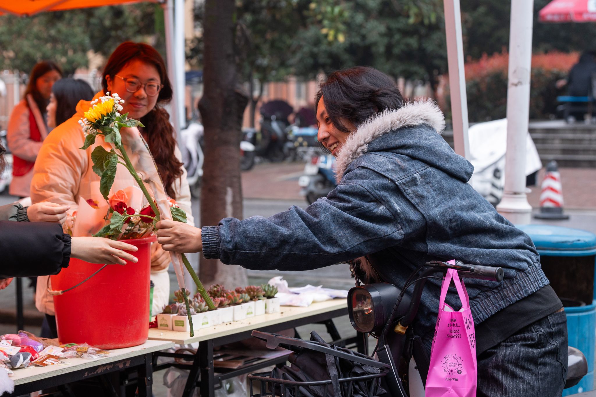 1774833395239403.jpg 4.义卖中接过花朵的同学.jpg