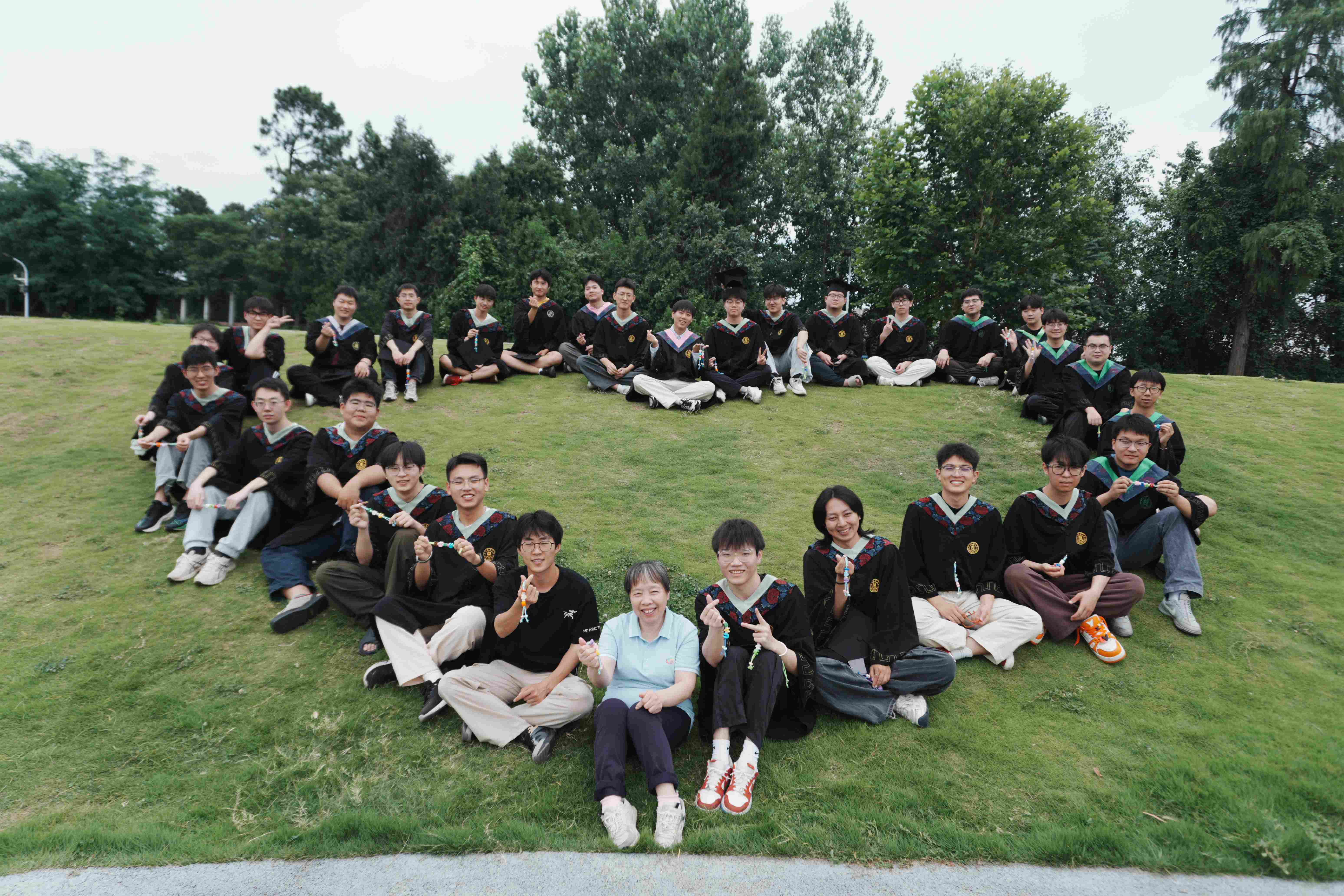 1781579671997619.jpg 毕业生与阿姨合影.jpg